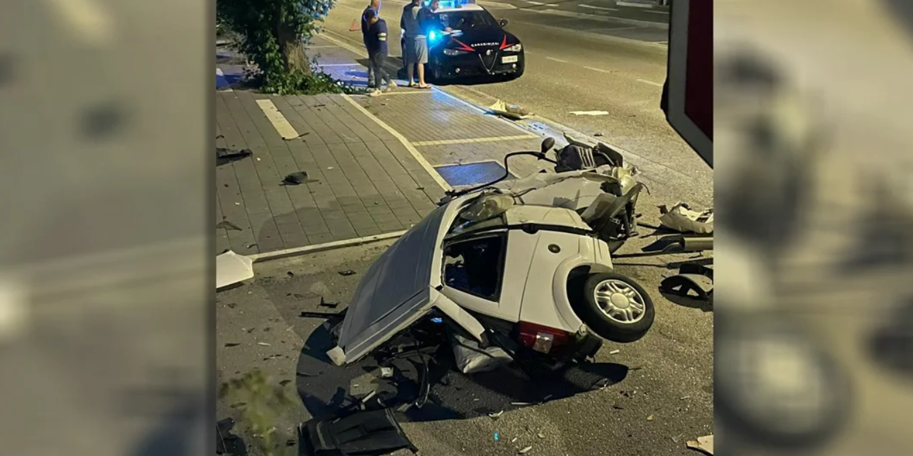 Scontro violento sulla Statale 106 nel Cosentino, completamente distrutta una minicar