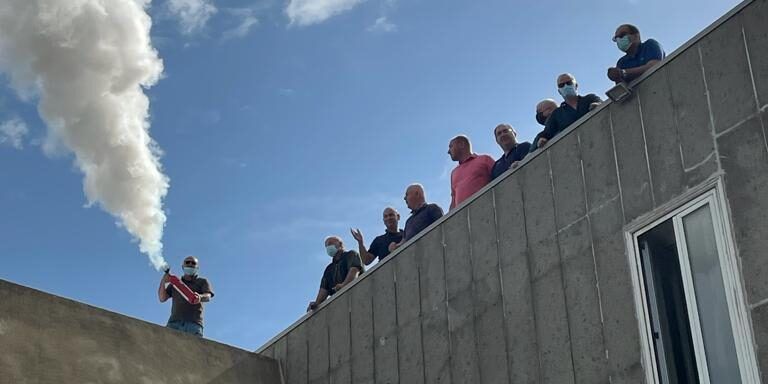 Corap, lavoratori salgono sul tetto per protesta: «Senza stipendio da sette mesi»