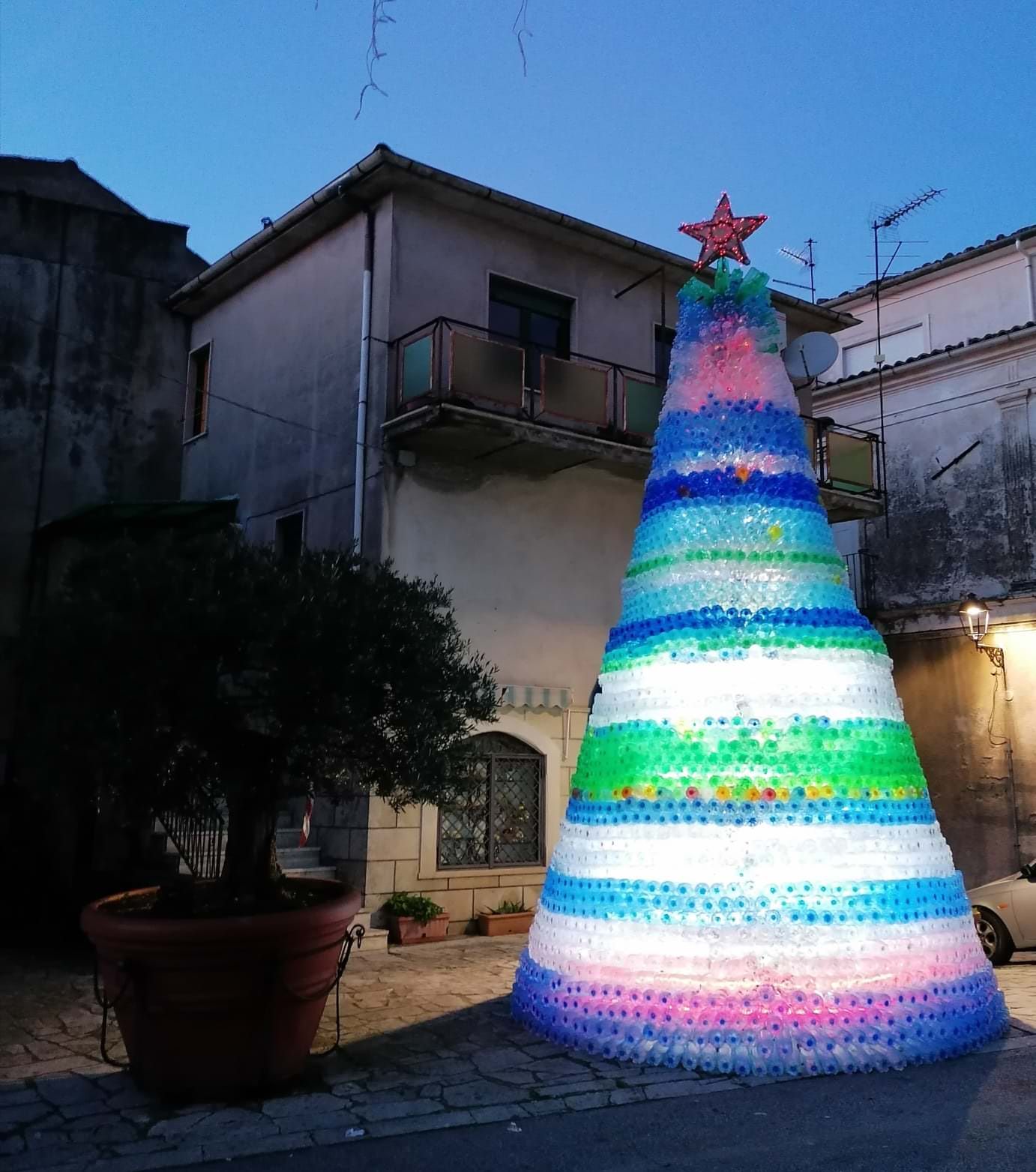 Quattromila bottiglie per dar vita a un albero di Natale creativo (e riciclato)