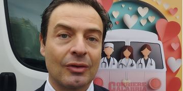 In tanti in piazza a Cosenza per gli screening cardiologici: Curcio: «La prevenzione salva vite» – VIDEO
