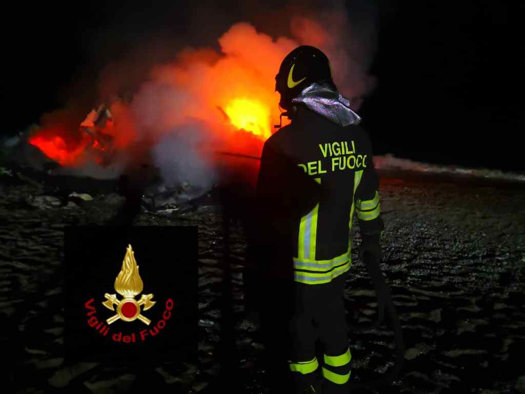 In fiamme una barca a vela arenata sulla spiaggia di Camini: aveva trasportato migranti – VIDEO