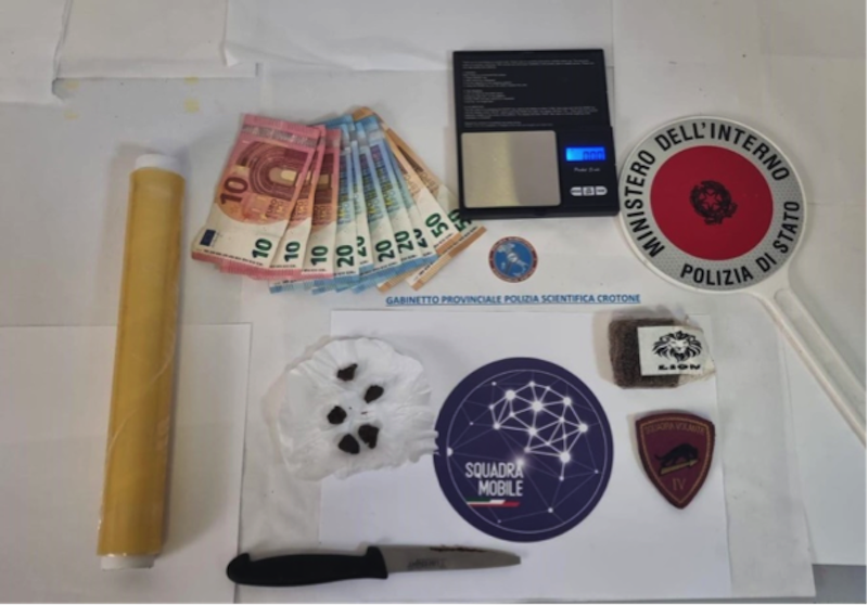 Crotone, sequestro di hashish in un appartamento del lungomare: arrestato 53enne
