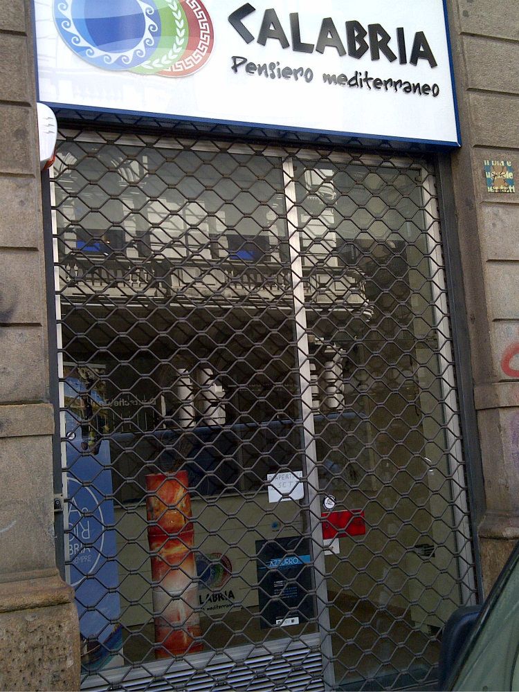 Serrande abbassate sulla Calabria