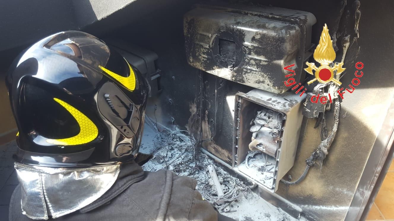 Satriano, incendio a un impianto fotovoltaico in un B&b