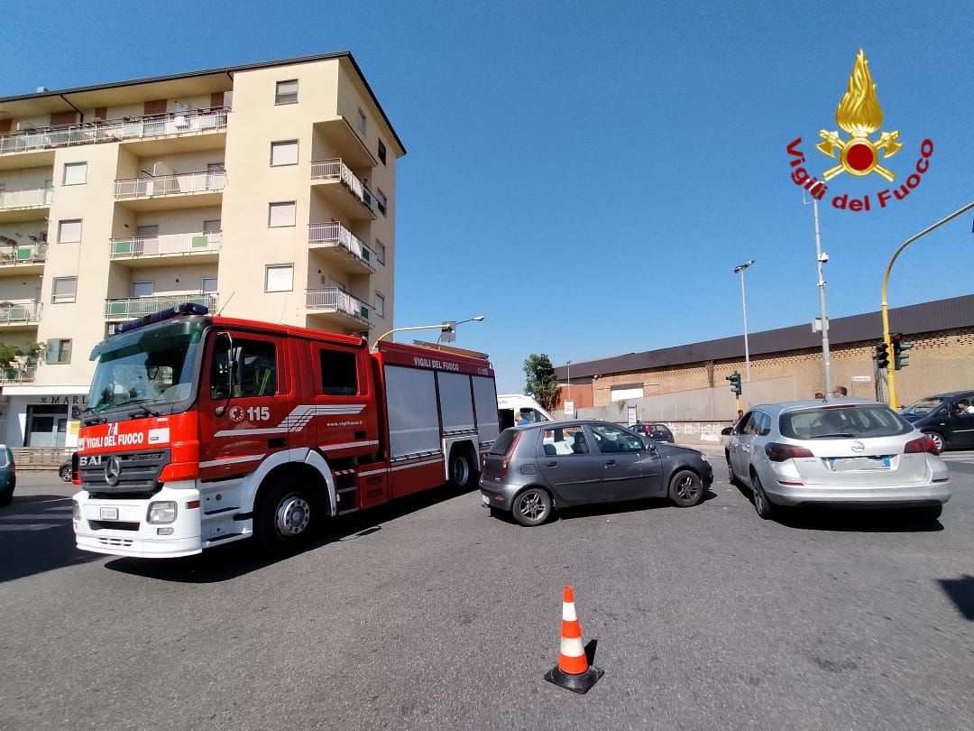 Scontro tra due auto a Lamezia: donna incinta estratta dalle lamiere e portata in ospedale