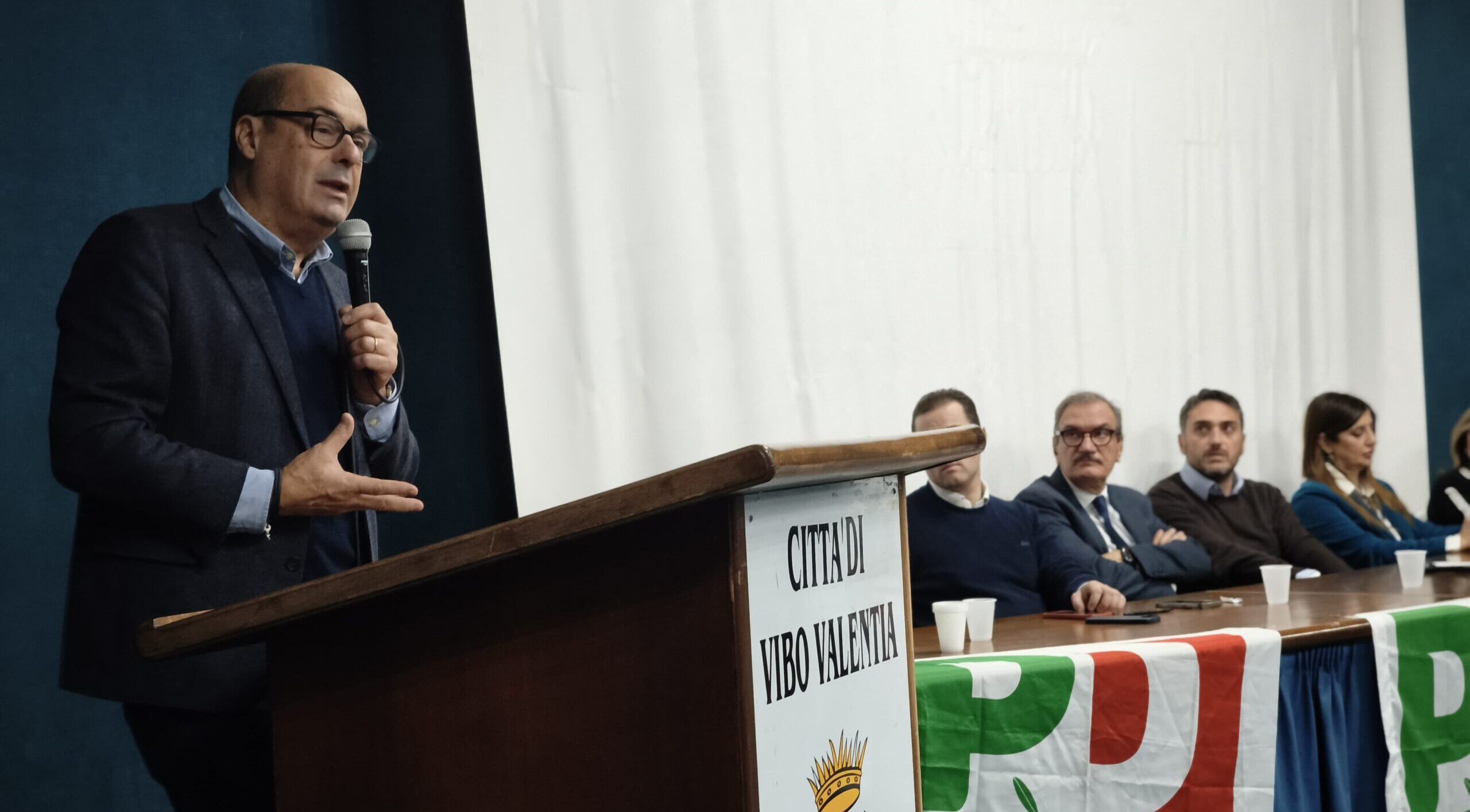 Zingaretti: «La destra viene in Calabria a chiedere i voti, poi pugnala alle spalle i cittadini» – FOTO