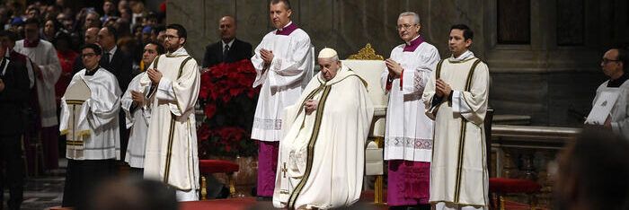 Messa di Natale, il Papa: «Penso ai bambini divorati dalle guerre»