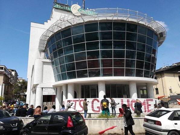 Cosenza, gli occupanti lasciano l’Hotel Centrale. «La lotta per la casa continua»