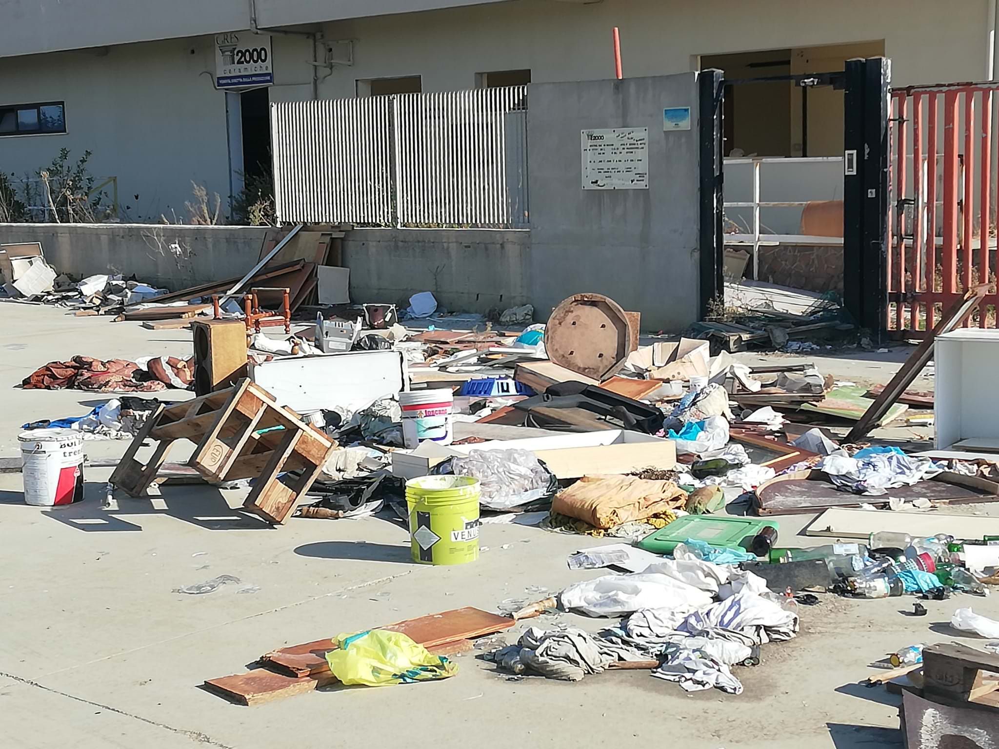 Crotone nel “far west” della gestione rifiuti – FOTO