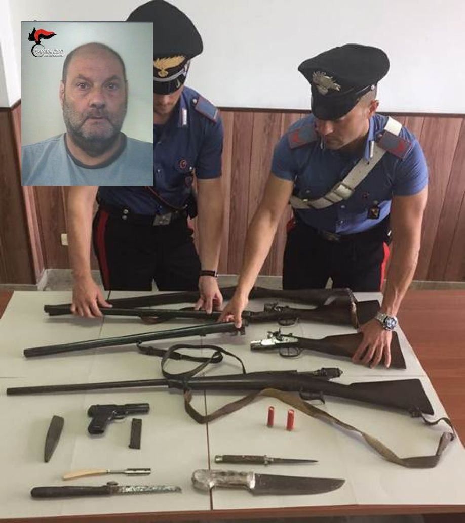 Punta la pistola contro il figlio e lo minaccia di morte