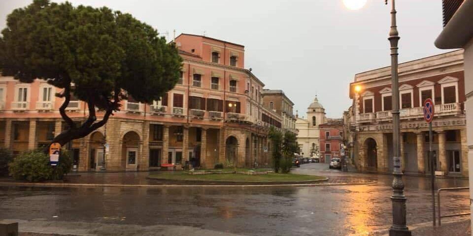 Crotone, dimentica di tirare il freno a mano e danneggia la statua in Piazza Pitagora
