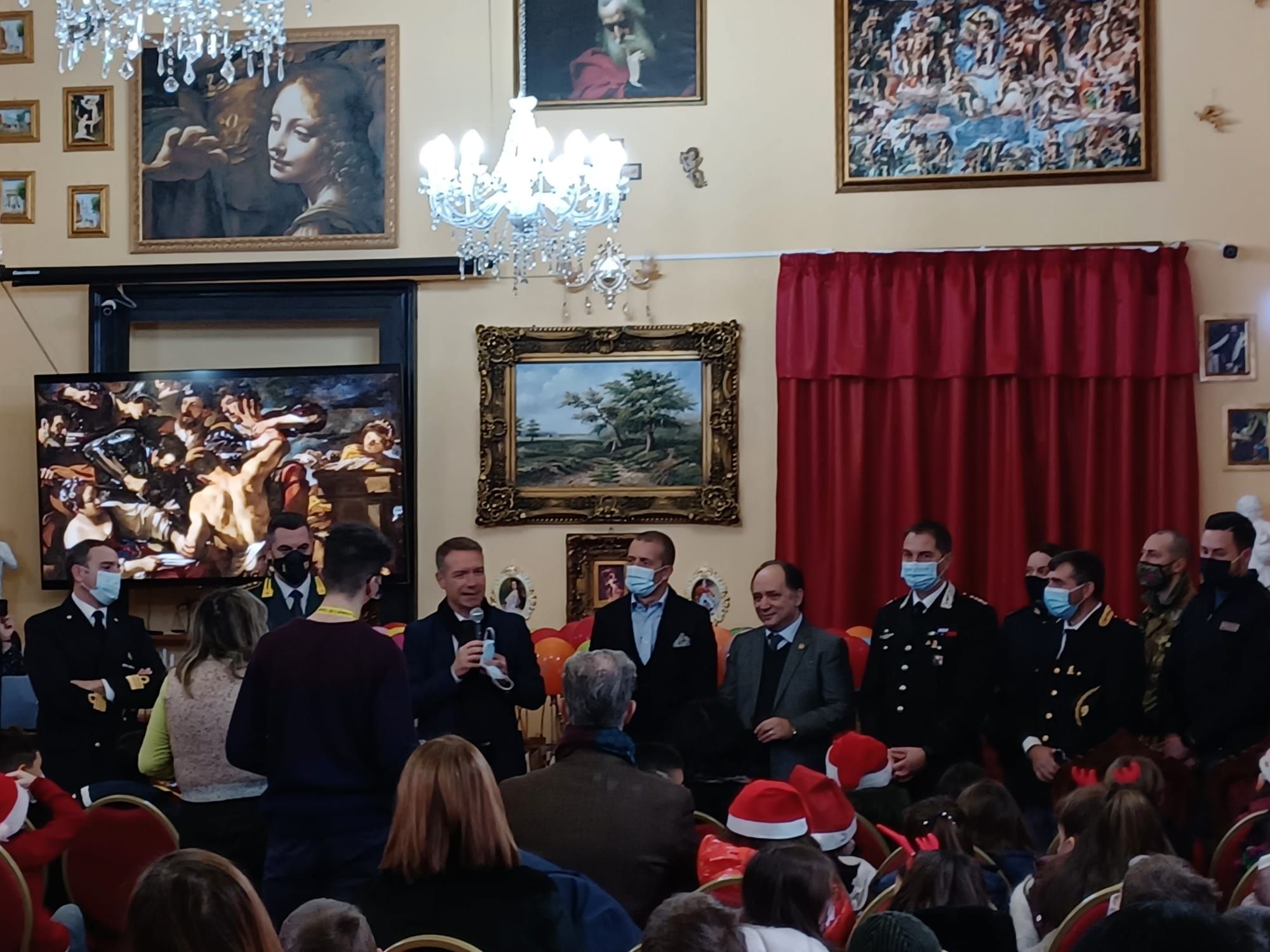 Vibo, simboli della legalità in dono ai bambini delle elementari – FOTO