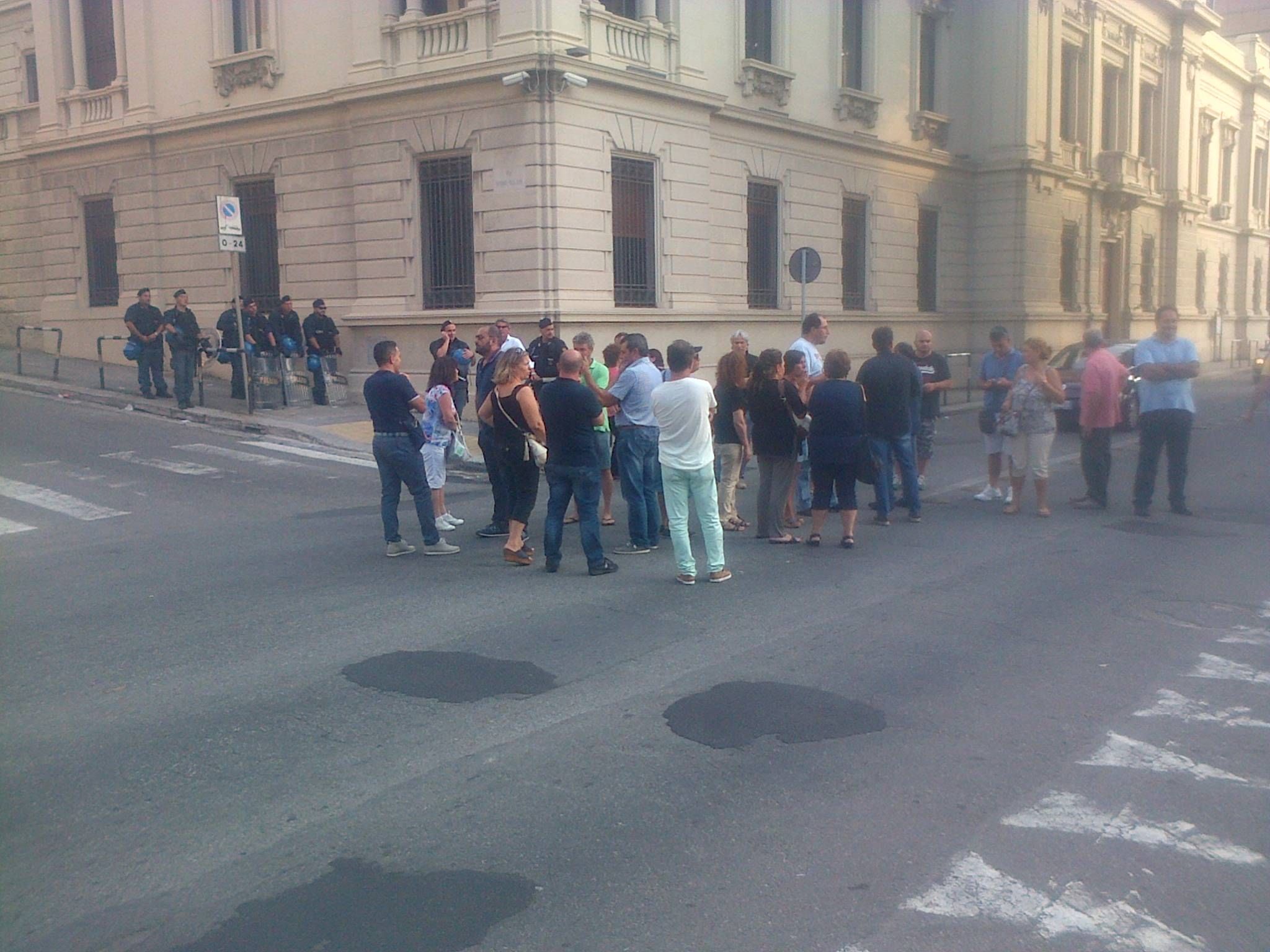 I lavoratori della Multiservizi bloccano la città dello Stretto