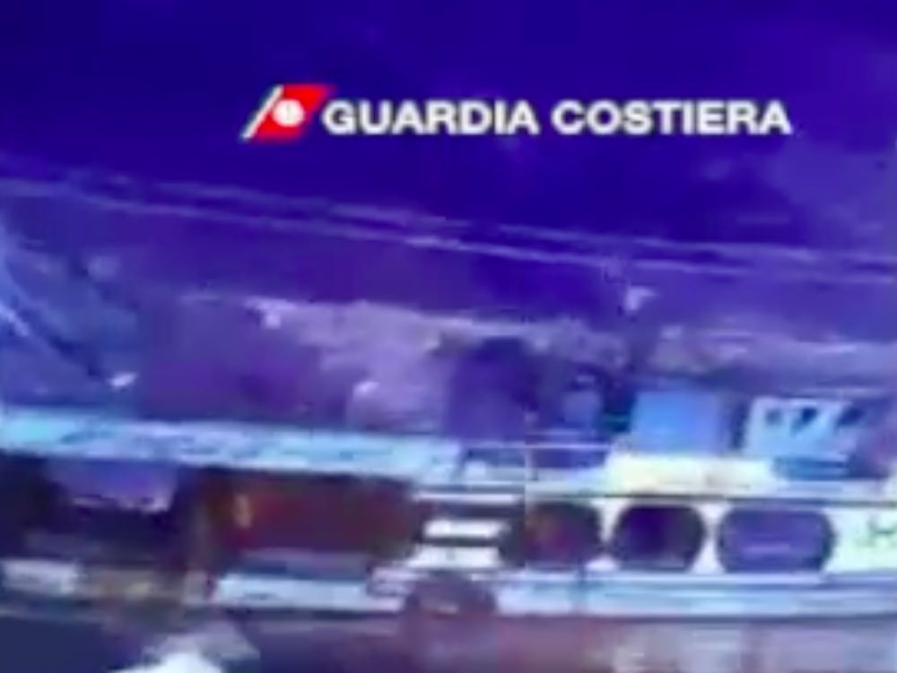 Barcone alla deriva a Crotone, fermato il timoniere