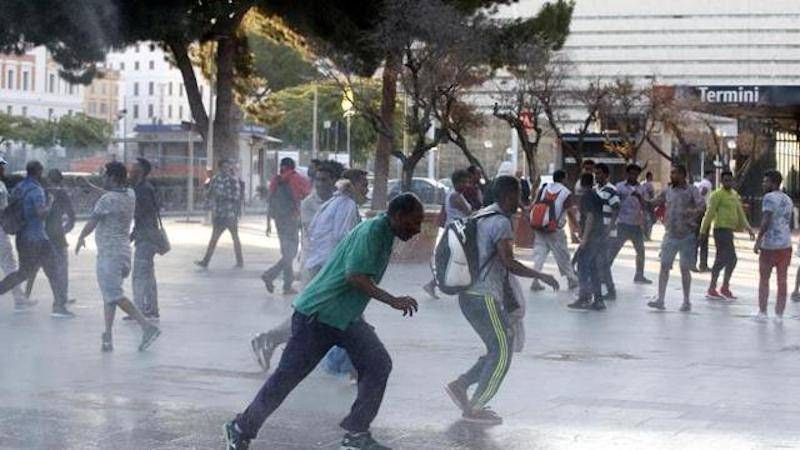 «La Calabria pronta ad accogliere i migranti sgomberati a Roma»