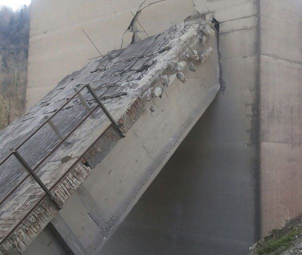 Viadotto crollato, via alla rimozione delle macerie