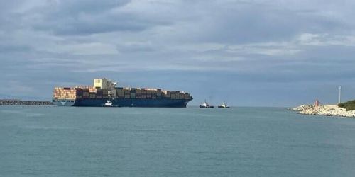 Porto di Gioia Tauro, una nave portacontainer in uscita urta il molo: nessun ferito