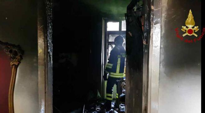 Incendio in un'abitazione a Reggio, salve le famiglie