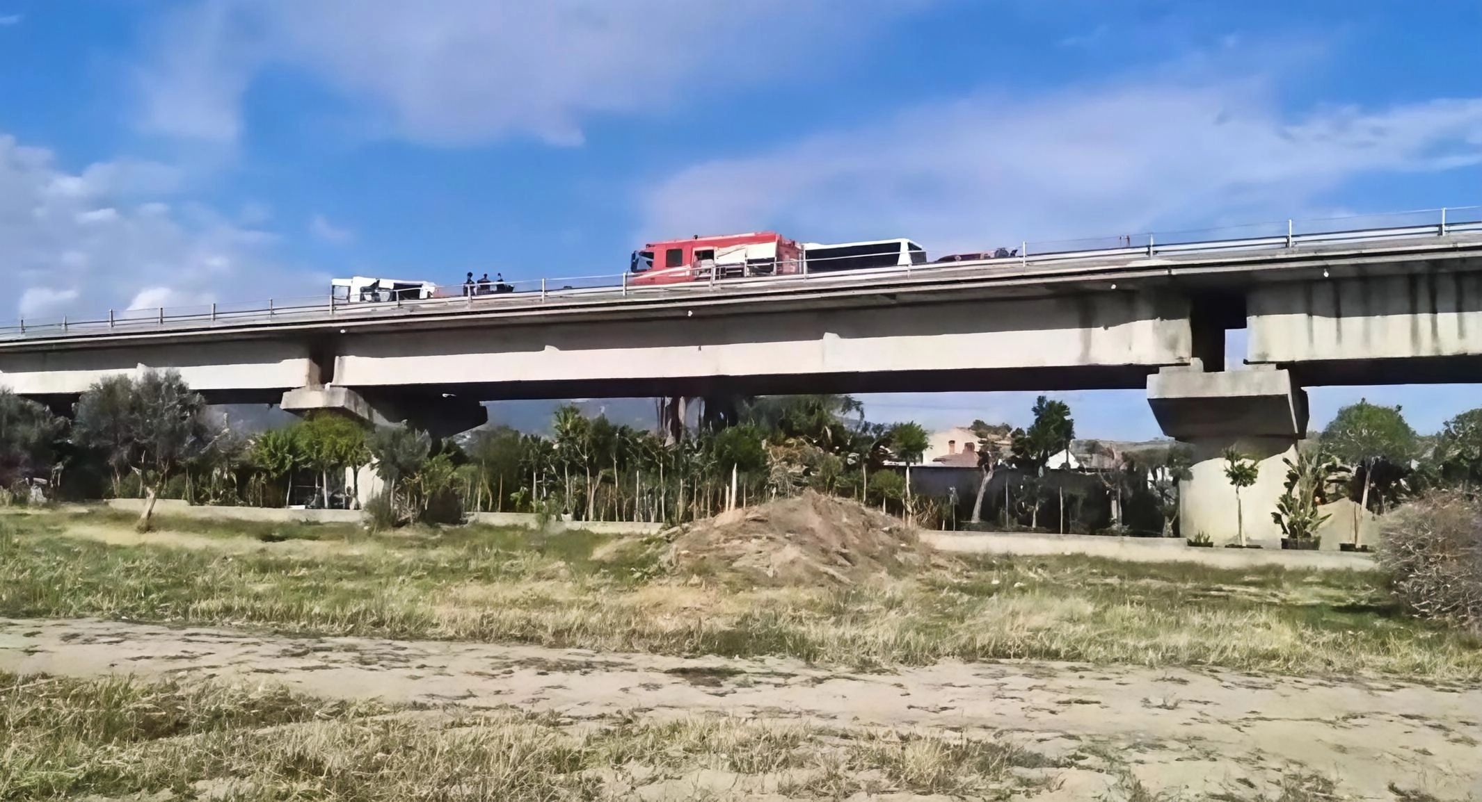 Scontro tra pullman e auto sulla Statale Jonio-Tirreno, tre vittime