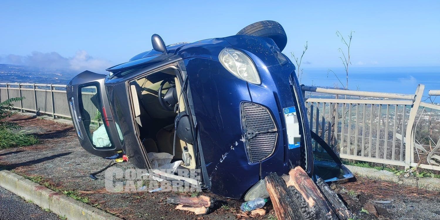 Pauroso incidente a Vibo, auto si ribalta e finisce contro le barriere – FOTO