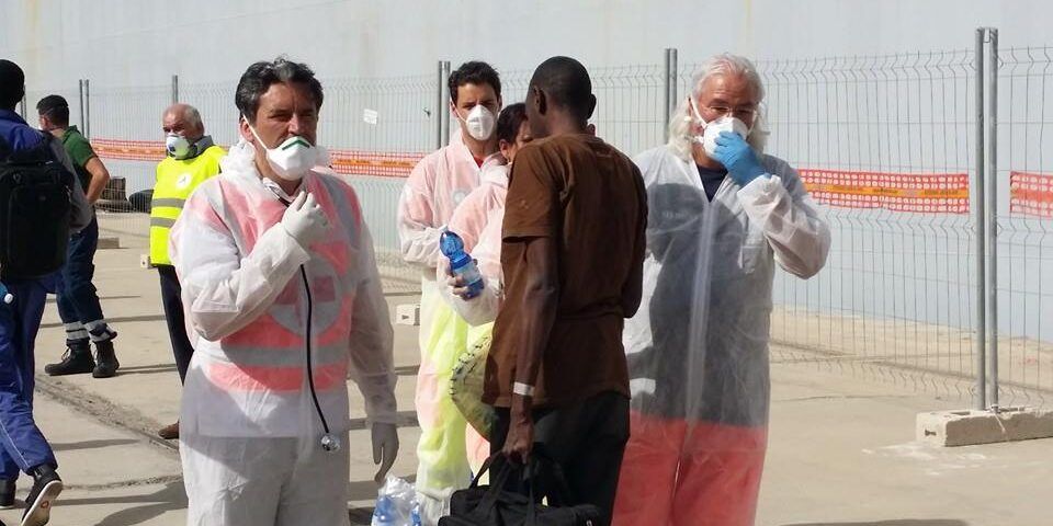 Roccella Ionica, intercettato barcone con un centinaio di migranti. Arrestati gli scafisti