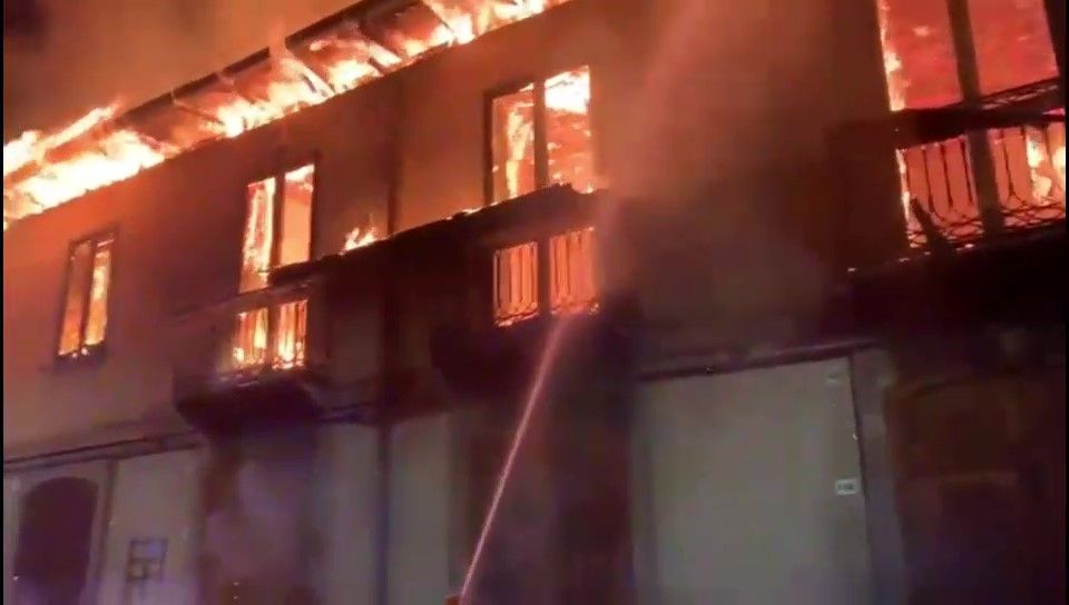 Incendio a Sant’Eufemia d’Aspromonte, distrutte due case storiche. Al via le indagini dei carabinieri – FOTO e VIDEO