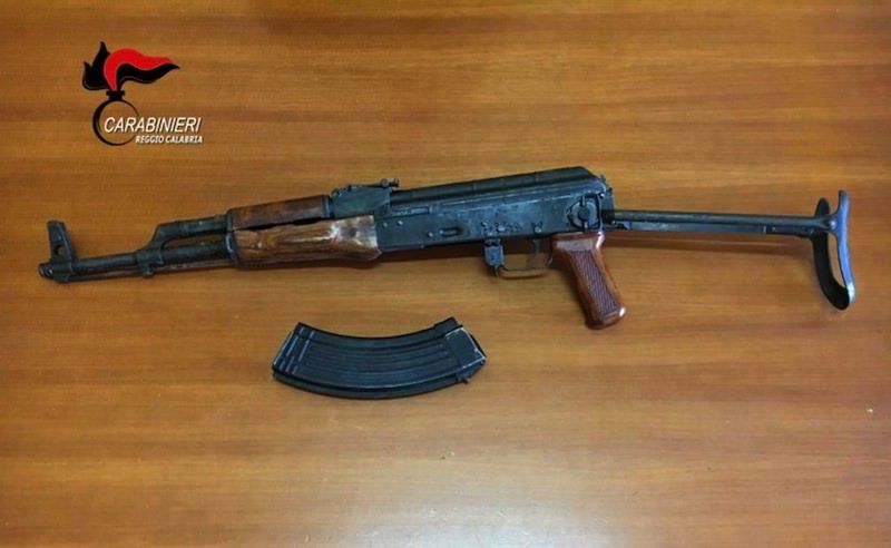 Kalashnikov in un casolare a Sinopoli