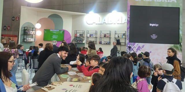 Salone del libro, Larussa e Sangiuliano visitano lo stand della Calabria