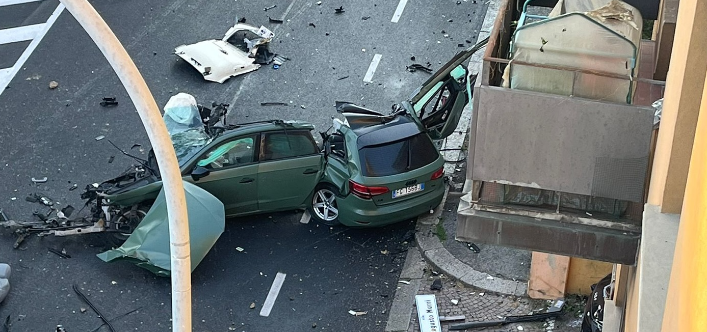 Rubano un’auto, poi lo schianto contro un palo: morto 18enne