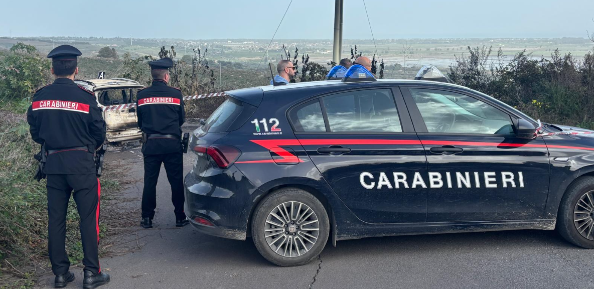 Auto bruciata con dentro resti umani, forse quelli di un uomo scomparso