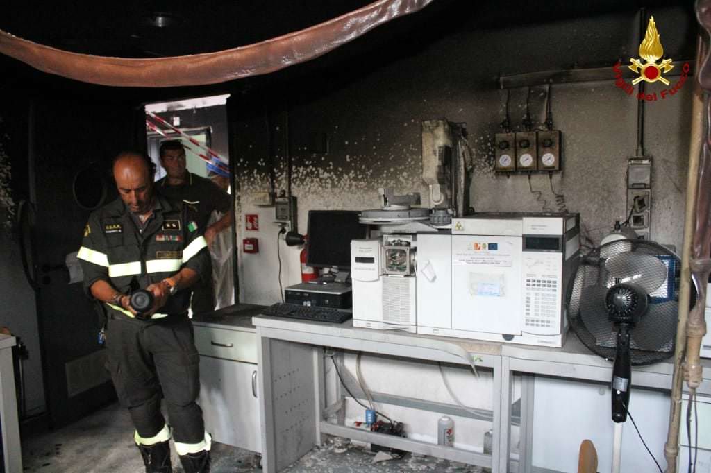 Incendio Arpacal, rimossi i sigilli al laboratorio