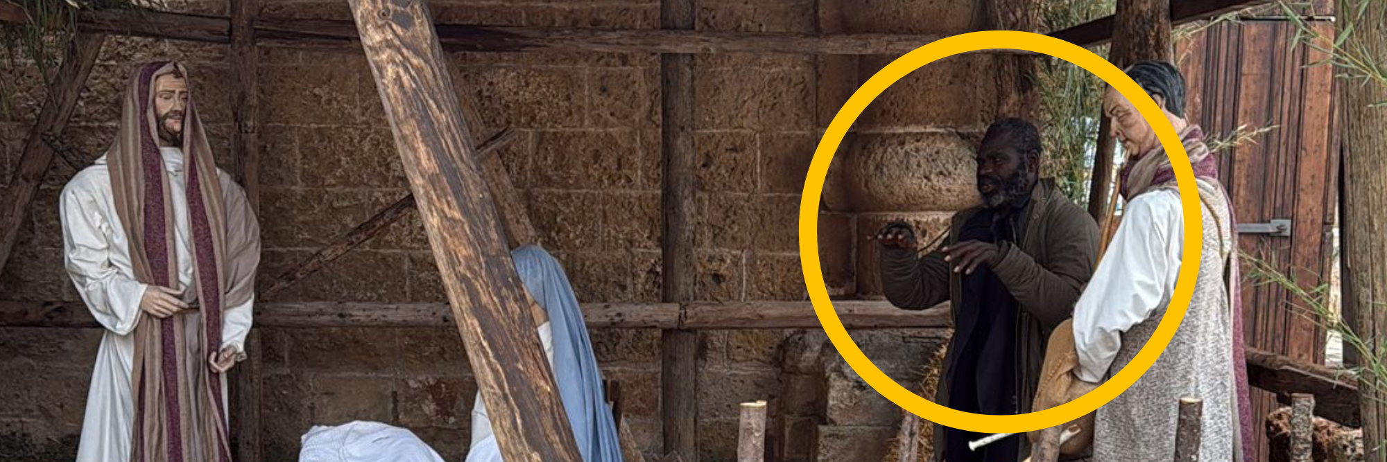 Si finge statua nel presepe vivente ma è un latitante