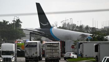 Miami, aereo cargo Amazon prende fuoco: 5 morti