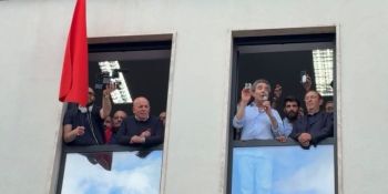 Da campo largo a campo strano, quella bandiera rossa nella foto dove c’è tutto e il suo contrario