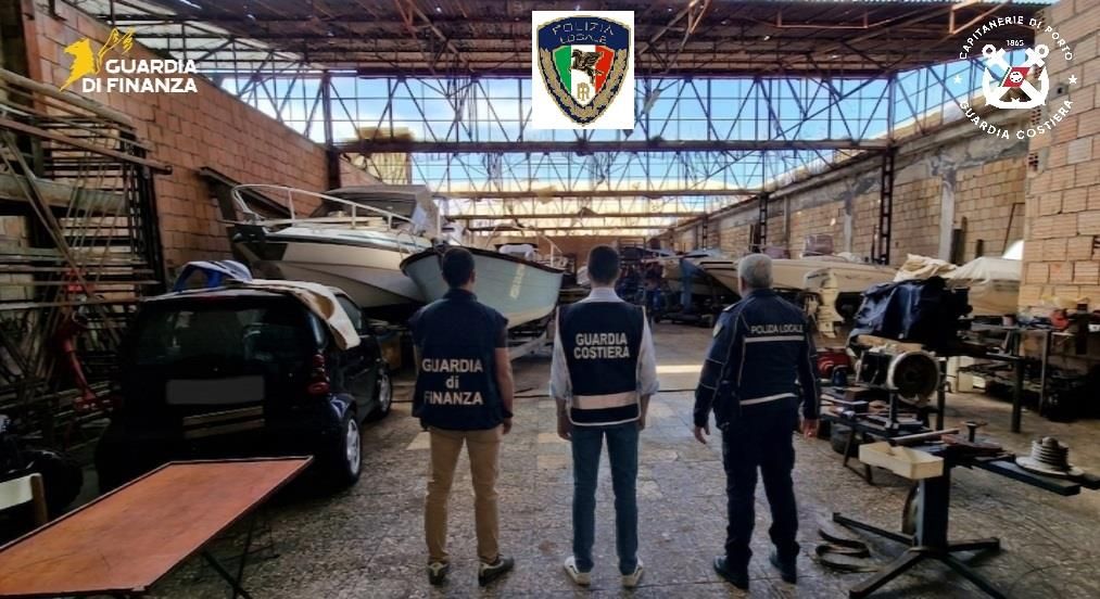 Rimessaggio nautico abusivo, sequestrato un capannone: all’interno anche rifiuti pericolosi