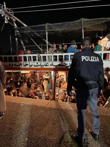 Migranti, a Crotone sbarcano 456 persone – FOTO