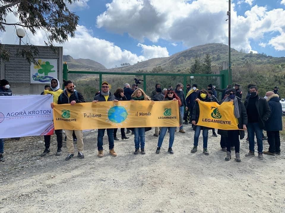 Sequestro discarica Scala Coeli, Legambiente: «Un punto di svolta, ma resta il danno arrecato al territorio»