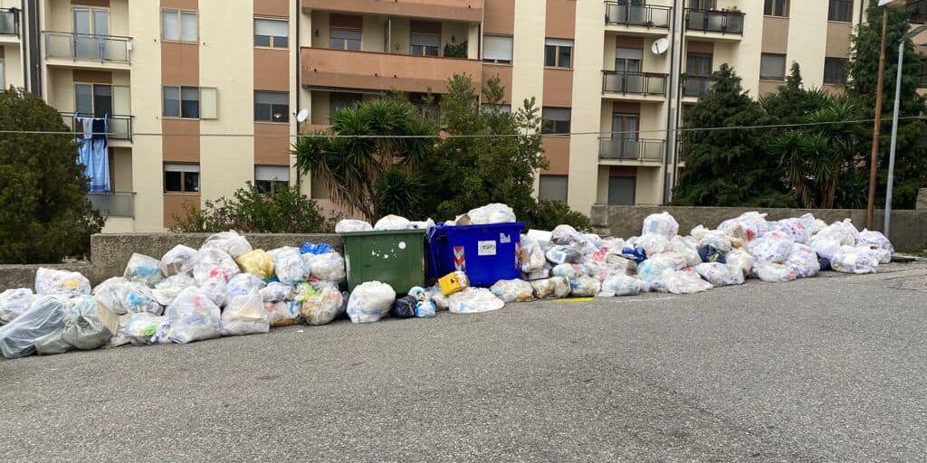 Parcheggio di Villa Bianca sommerso dai rifiuti, «qui è terra di nessuno»