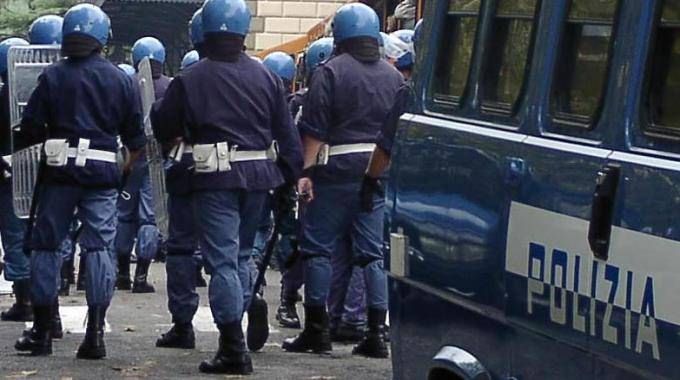 Lanciò un petardo in curva, Daspo per 3 anni a tifoso del Cosenza