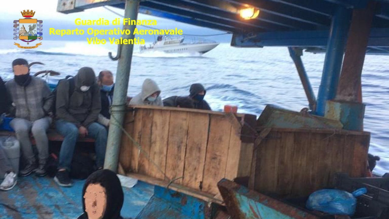 Doppio sbarco in Calabria, 93 migranti salvati dalle fiamme gialle – FOTO