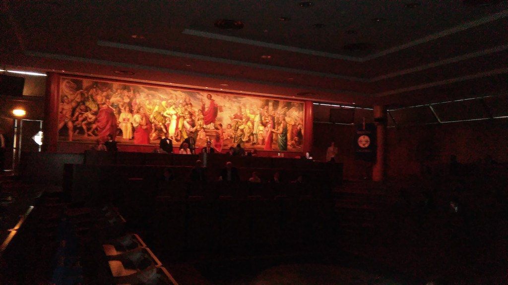 Via al Consiglio, ed è subito blackout