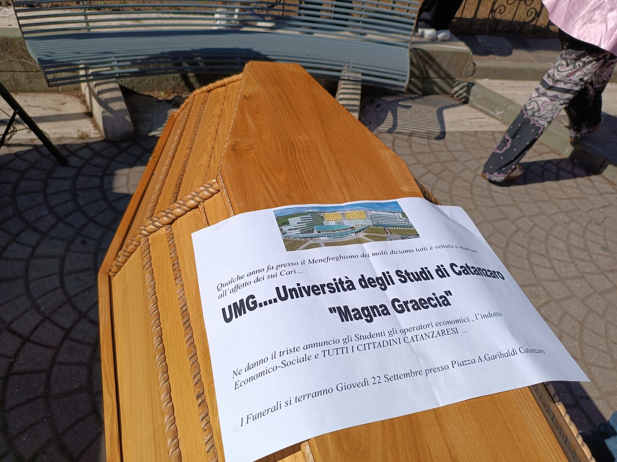 «No alla facoltà di medicina a Cosenza». Catanzaro in piazza (con una bara) contro il progetto – VIDEO