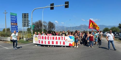 Tirocinanti (di nuovo) in piazza a Sibari. «Nessuna risposta per i precari, sarà dramma sociale»