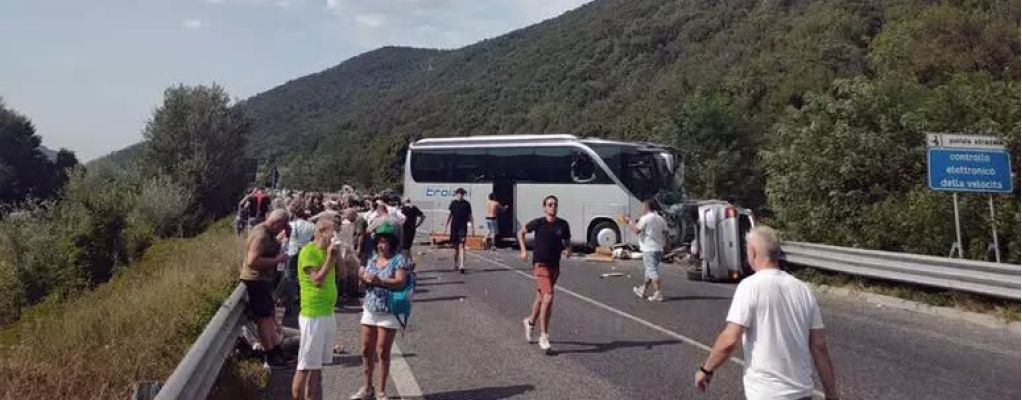 Scontro tra bus, camper e auto sulla Terni-Rieti: 5 morti