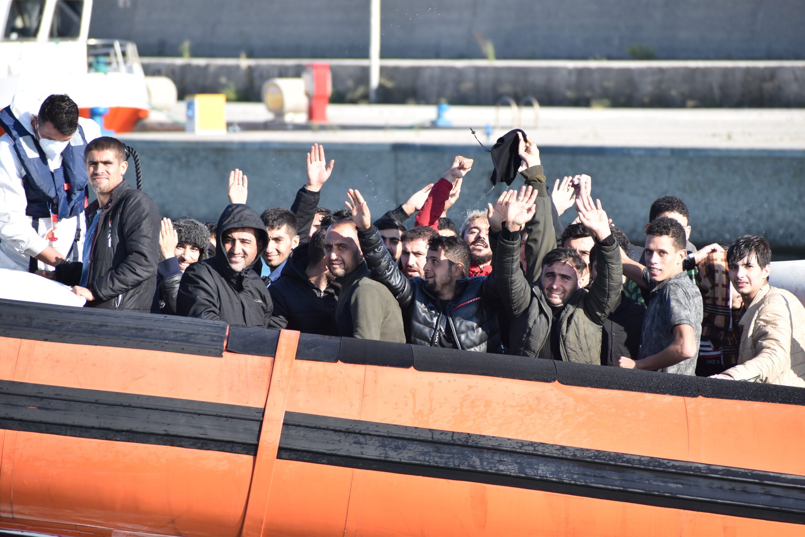 Un anno di sbarchi a Roccella Jonica. «Emergenza gestita senza urlare e coltivare tensioni»