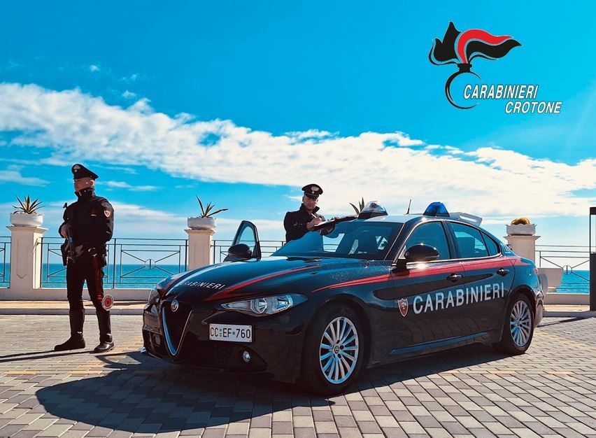 Viola i domiciliari dopo l’arresto per maltrattamenti in famiglia, passa in carcere un uomo di Cirò Marina