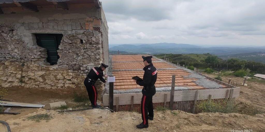 Stava costruendo due manufatti abusivi, denunciato un 66enne nel Crotonese