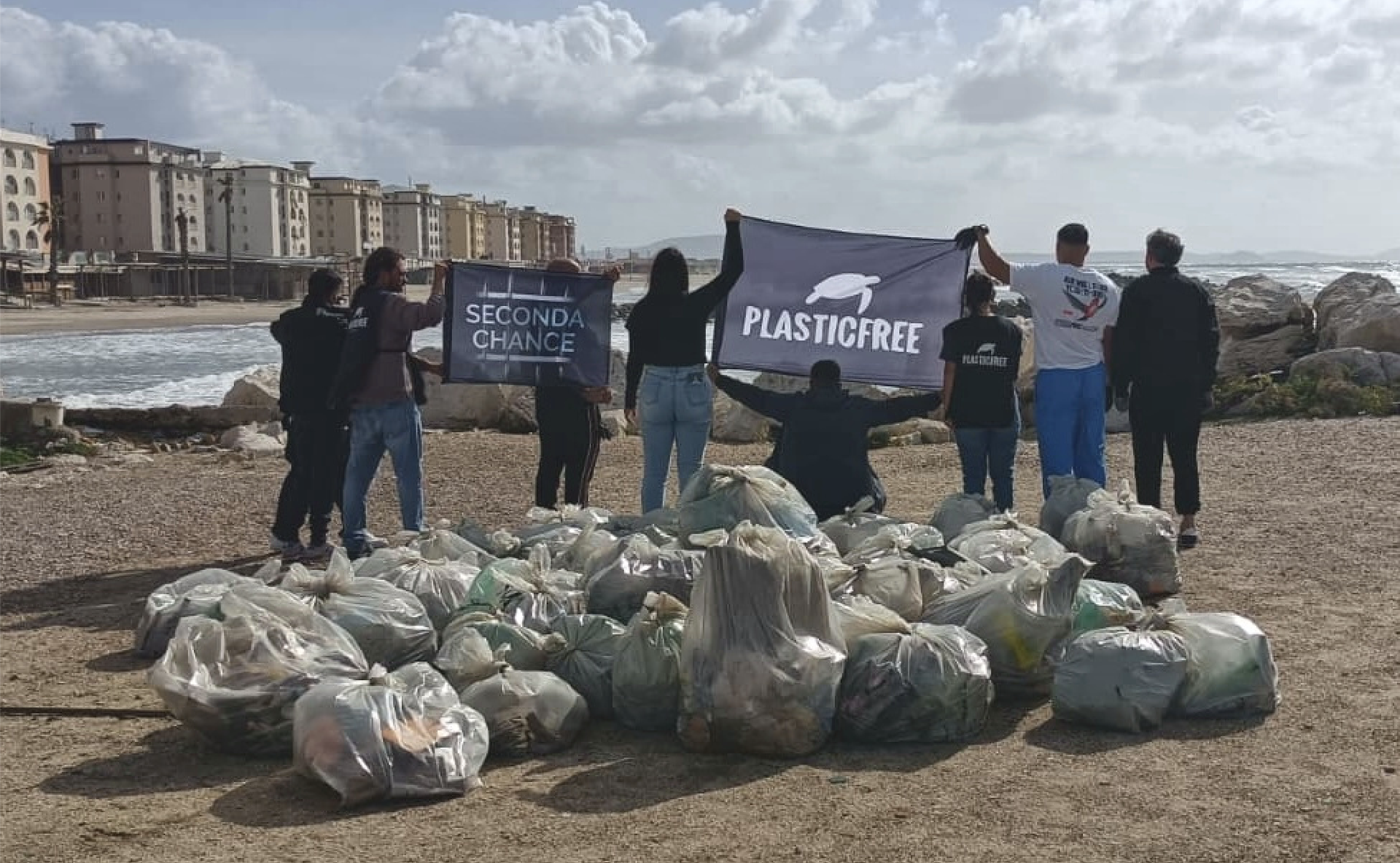 In Calabria detenuti e volontari ripuliscono le spiagge, raccolti oltre 700 kg di rifiuti – FOTO