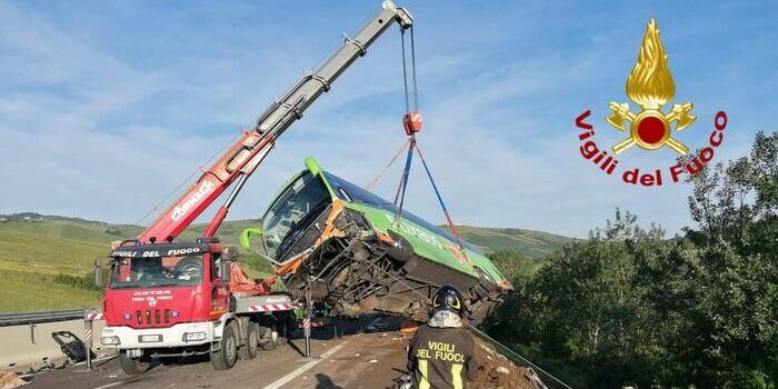 Bus finisce in una scarpata sulla Napoli-Canosa. «Uno schianto tremendo»