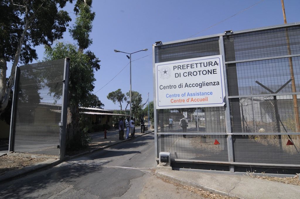 Coronavirus, migrante positivo al Cara di Crotone. Oggi tre nuovi casi (con i due di Palmi)